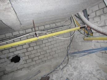 Vloer/kruipruimte Dakgoten/HWA/Riolering Er is een ongeïsoleerde betonnen systeemvloer aanwezig. De hoogte van de kruipruimte is circa 90 centimeter.