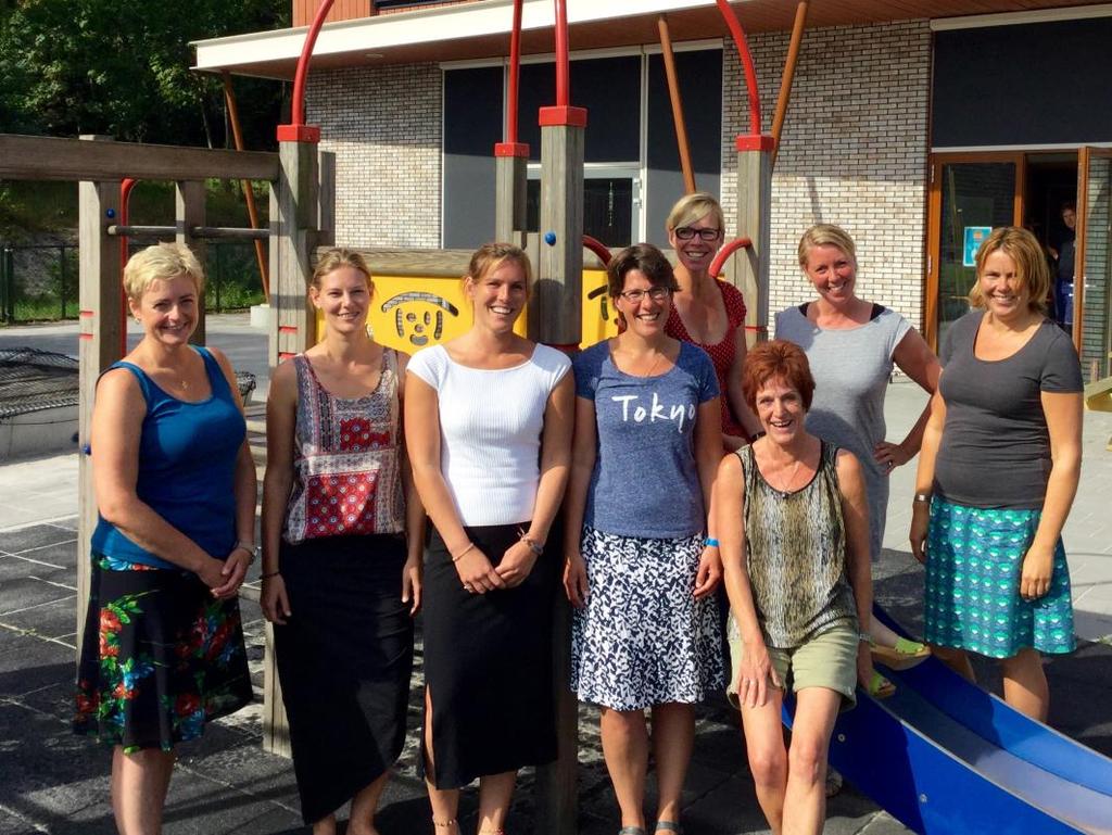 Juf Bineke staat niet op de foto. Zij is helaas ziek geworden in de vakantie en haar herstel zal enige tijd duren. Juf Anna vervangt haar tot ze weer helemaal beter is.