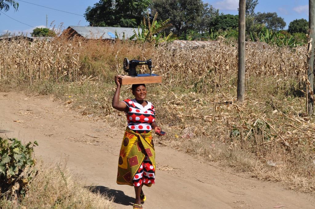 In beide plaatsen is een coördinator werkzaam. Maar deze twee plaatsen liggen wel 80 km van Njombe. Een voorbeeld van de opslag van gereedschap.