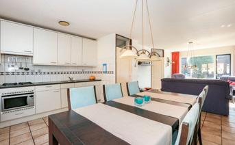 keuken: Doorzon woonkamer met open keuken en toegang tot de achtertuin en portaal met