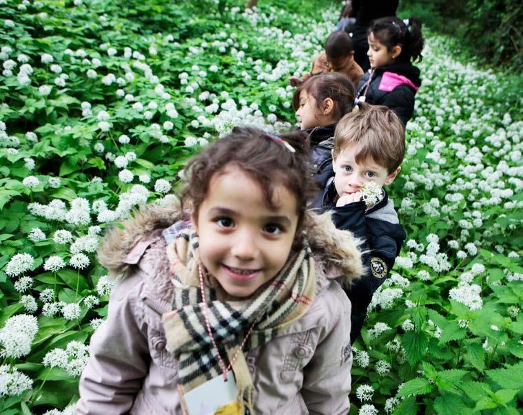 VERBONDENHEID MET DE NATUUR PIMP JE SPEELPLAATS Samen met GoodPlanet streven we naar een natuurlijke inrichting van de speelplaats waarbij zowel actief en fantasierijk spel als rust aantrekkelijk