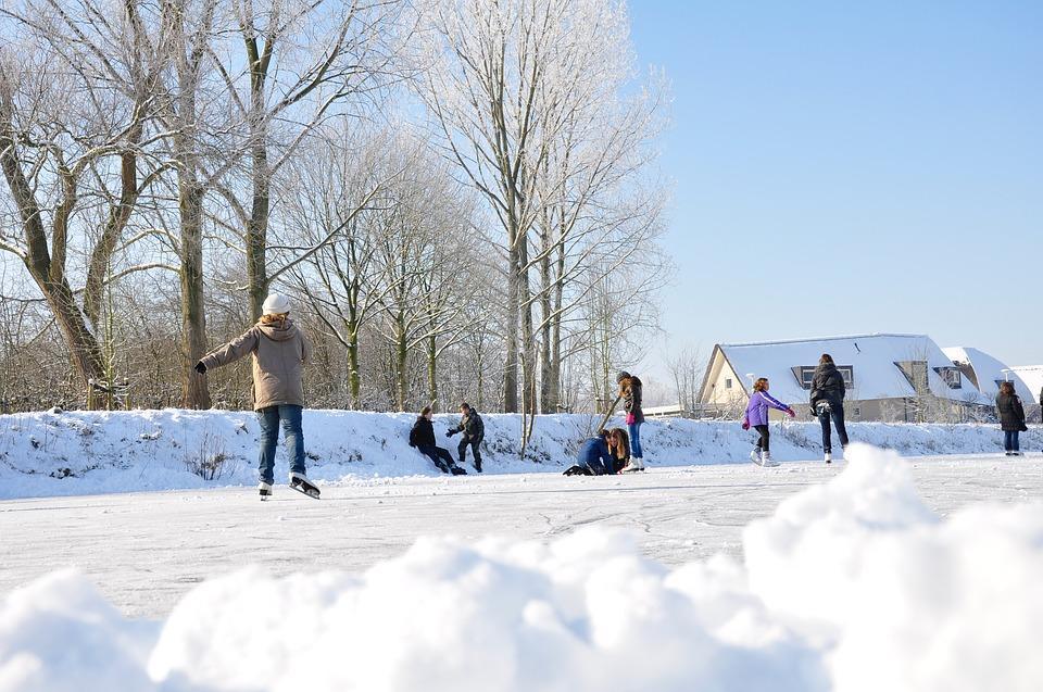 De schaatsen kunnen misschien wel weer uit het vet, koning winter is in het land. Als het sneeuwt, kunnen we heerlijk gaan sleeën.