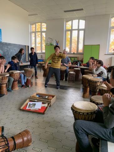 Djembe djembe djembe De jongens en meisjes van het