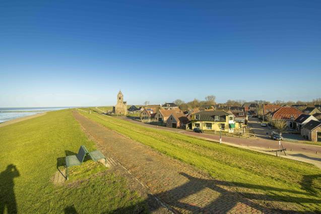 Bron 3: Links: Foto van een hoofddijk (de Waddendijk). Rechts: Foto van een regionale dijk (kade langs een kanaal).