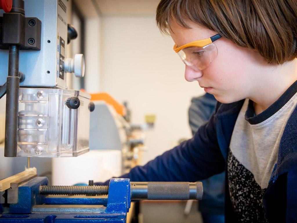 We blijven in beweging Tweejarige brugperiode. Waardering op twee niveaus. Tabletonderwijs vanaf klas 1.