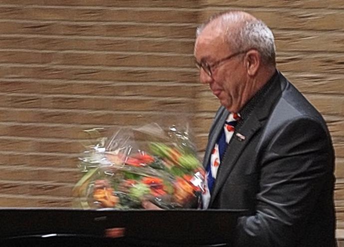 begeleiding hartelijk bedankte en ook nog een bloemetje had voor dirigent en muzikaal begeleider en een roos voor solist Ieke