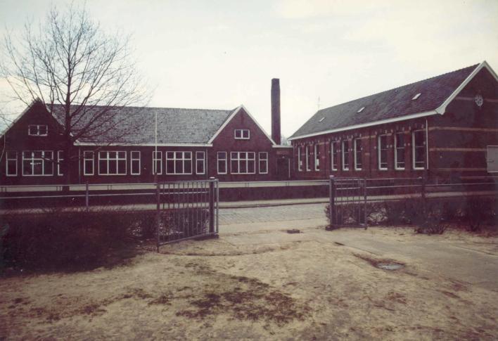 Bonifatiusschool-hof Hieronder een beeld van het vroegere schoolgebouw met rechts het oudste gedeelte met vier klaslokalen.