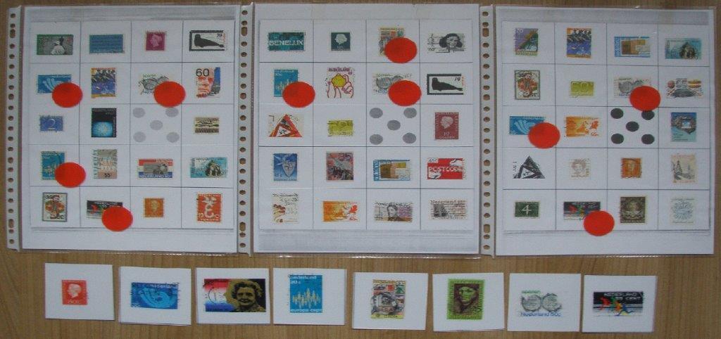 Bingo met postzegels gaat zo: de spelleider roept wat kenmerken van een zegel en het kind legt een rood schijfje op de betreffende zegel.