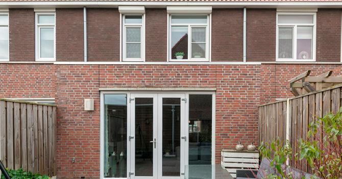 Verhuizen en wonen, dat kan in deze jonge tussenwoning in Stadszicht 2. De begane grond is royaal van afmeting door een aanbouw aan de achterzijde over de volle breedte van de woning.