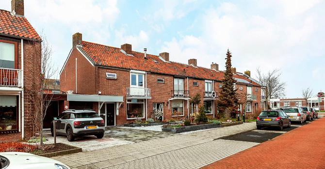 Deze ruime eengezinswoning met fraaie overkapping en garage is zeer gunstig gelegen in een rustige straat, in de directe nabijheid van het centrum en de scholen van Tholen.