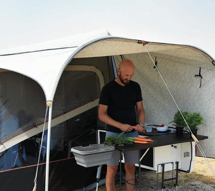 CAMP-LET KEUKENS KEUKENS VOOR CAMP-LET Keuze uit 2 keukenmodellen DELUXE DELUXE-KEUKEN extra veel ruimte