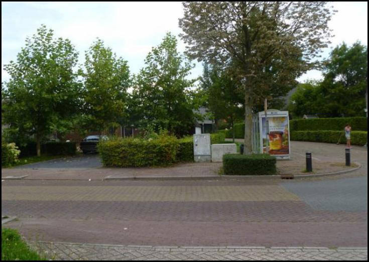 Het terrein wordt aan de oostzijde begrensd door de Schild, aan de zuidzijde door de Heuvel