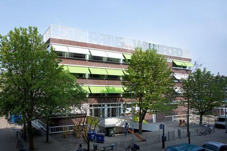 5 5 5 50m 1 Concept: een plug-in het bestaande gebouw geschoven. 2 Het hernieuwde gebouw met het schoolplein op het dak. De naam van de scholen sieren het hekwerk. 3 Situatie in Rotterdam.