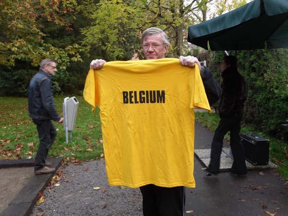 Als blijk van erkentelijkheid hebben we voor onze Nederlandse collega s een eenvoudig T-shirt, zodat ze steeds aan ons herinnerd worden.