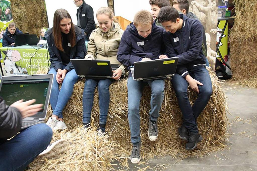 Foto: leerlingen spelen Farmony tijdens de lancering
