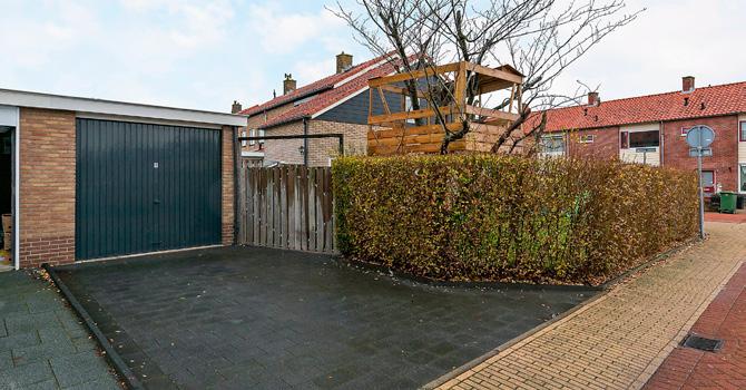 Zeer gunstig gelegen 2/1 kap woning met garage op maar liefst 368 m² eigen grond. De woning is zeer goed onderhouden en biedt volop ruimte aan een gezin.