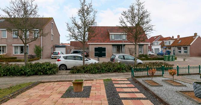 Deze eengezinswoning is gunstig gelegen in een rustige straat maar toch dichtbij alle faciliteiten van het dorp.