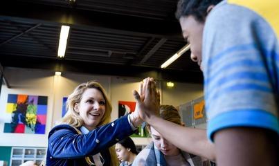 2.2 Belangrijke namen De schoolleiding wordt gevormd door: Mevr. F. van der Vloed, regiodirecteur Mevr. B.F. Krauwel-Vleugel, schoolleider onderbouw Dhr. M. van der Burch, schoolleider bovenbouw De functionarissen binnen onze school zijn: De coördinator onderwijsondersteuning is dhr.