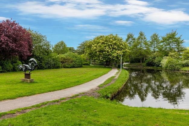 Aan een plantsoen met zowel voor als achter vrij uitzicht, in de populaire en kindvriendelijke wijk Kostverloren, ligt deze ruime drivein woning met garage op de begane grond.