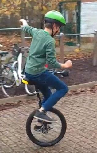Sneller gezegd dan gedaan Joost gaf een uitdaging: De kinderen die 10 meter kunnen éénwieleren, trakteer ik!