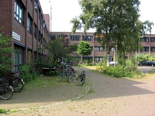 C.PRAKTIJK 18.2 Kanaalweg Dit voormalig KPN kantoor aan de Kanaalweg in Utrecht uit 1970 is in 2003 door STW Utrecht tijdelijk getransformeerd naar 140 onzelfstandige studentenkamers.