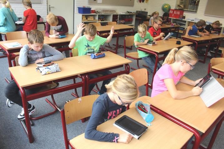 Alle kinderen krijgen een eigen tablet waarop ze de leerstof in eigen tempo en op eigen niveau kunnen oefenen.