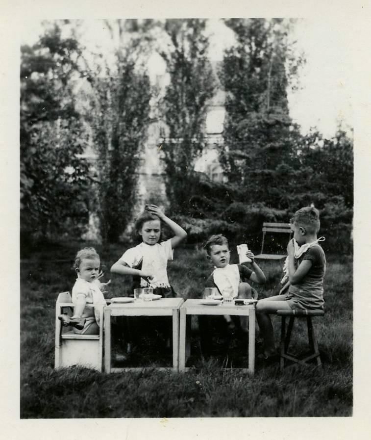 Drie kinderen aan een tuintafel in Hem, 13 september 1942, foto, coll. C.H.L.