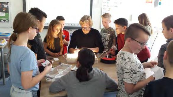 Op dinsdag 17 april was de vader van Nina in de Astronauten klas en hij heeft met ons flip-over boekjes gemaakt.