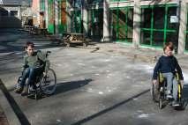 handicap die in een rolstoel zitten, blind of doof zijn.