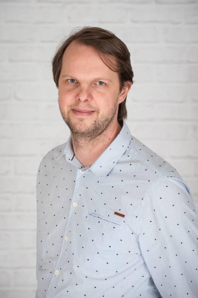 Biografie Gunther Roelkens Gunther Roelkens is a full professor at the Photonics Research Group, an imec research group at Ghent University, where he is leading the work on silicon photonics
