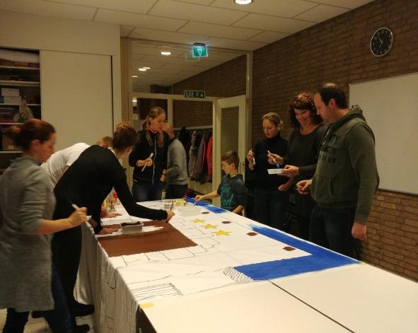 Het is ieder jaar een hele organisatie: we nodigen de kinderen uit, passen het script aan, zetten de liedjes op CD, maken plannen voor het decor, bouwen een PowerPoint presentatie, we regelen het