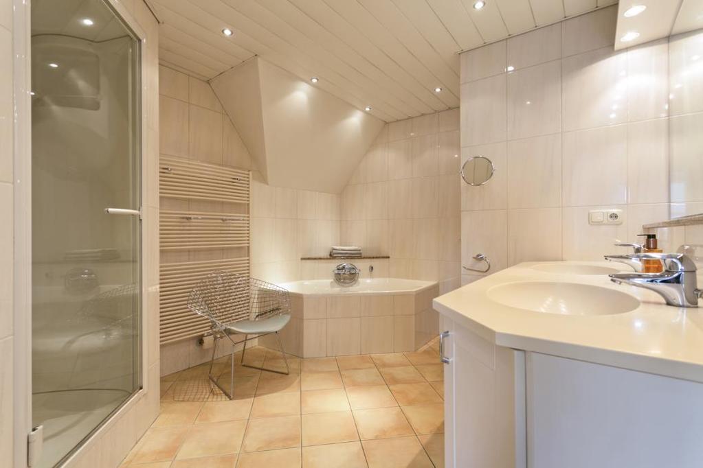 Vergrote luxe badkamer zeer ruime