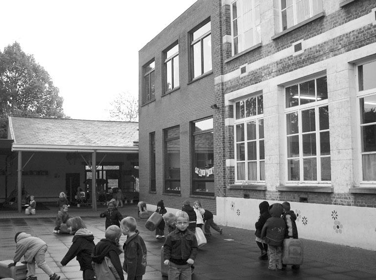 Vanaf 1902 nemen de leerlingen systematisch hun intrek in de gebouwen van onze huidige locatie. Tot 1919 blijft de school gemengd om nadien als meisjesschool verder te gaan.