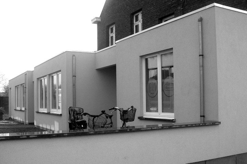 Een taakleerkracht vervolledigt het onderwijsteam. De zusters verlaten het klooster aan de Luikerweg in 1995. Begin de jaren 2000 krijgt de school een grondige renovatie.