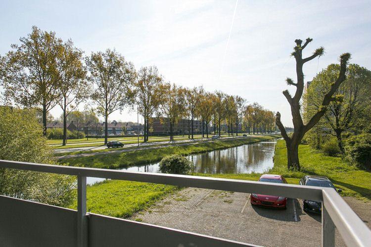 In de wijk vind je alle denkbare voorzieningen op loop- en fietsafstand: het overdekte winkelcentrum Presikhaaf met zijn complete