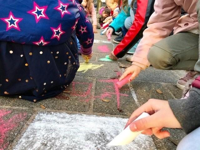 Yoga geeft ook veel plezier. Yoga helpt mee aan de concentratie, houding en soepelheid, hierdoor worden kinderen zich bewust van hun lichaam en komen meer bij zichzelf.