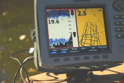 - Venbergen sonar - De fishfinder met links het sonarscherm met diepteverloop (3,7 m is de actuele diepte, 19,6 is de watertemperatuur) en op het rechterscherm de afgelegde weg op het water (2,5 is
