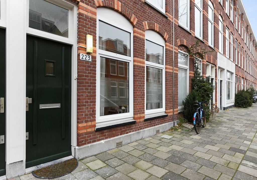 OMSCHRIJVING FAHRENHEITSTRAAT 223, 2561 DT 'S-GRAVENHAGE Leuk ingedeelde benedenwoning in het gewilde Valkenboskwartier met beknopte tuin met schuur.