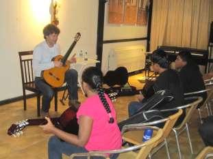 Beginnende gitaarleerlingen van de Volksmuziekschool waren aanwezig bij deze workshop.