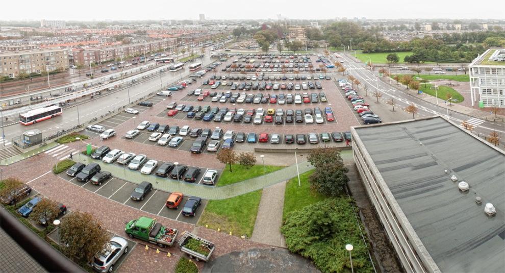 Dit is de situatie overdag op de parkeerterreinen De auto s