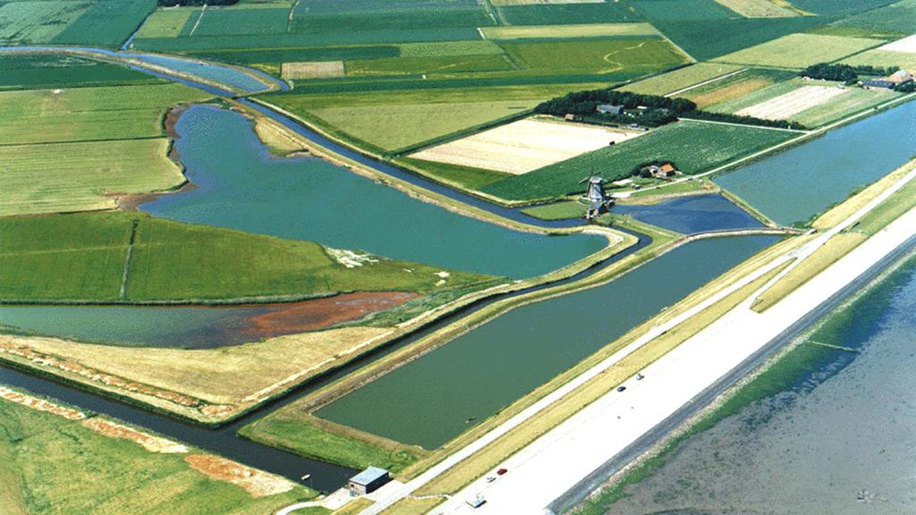 Stekelbaarsproject Het effluent van rwzi De Cocksdorp zal door middel van een moerassysteem (ca. 4 ha tussen de rwzi en het huidige gemaal) worden nagezuiverd tot bruikbaar oppervlaktewater.