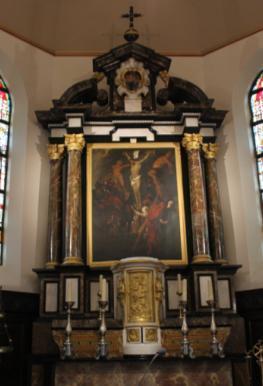 Wanneer men de kerk binnenkomt, ziet men drie mooie barokaltaren (1701-1710) : een