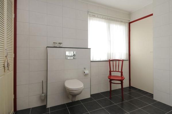 Keurige badkamer (2010) voorzien van inbouwkasten, zwevend closet, douchecabine en