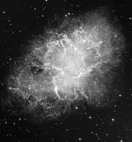 130 Hoofdstuk 6 Figuur 6.1: De overblijfselen van sterren. Links (a): De Krabnevel is het restant van een supernova, de explosie van een zware ster (Foto: European Southern Observatory).