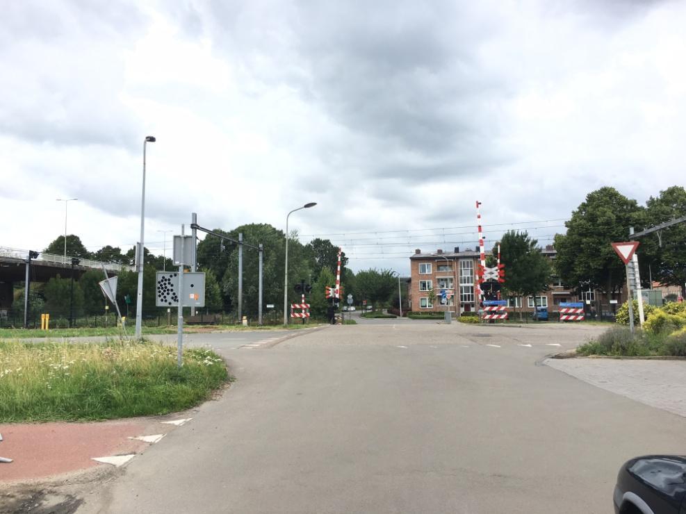 Figuur 9: Overweg Alfons Ariënstraat vanuit Alfons Ariënstraat [foto: Eric