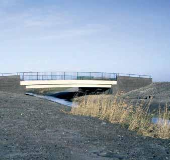 De Haro brug heeft een sierlijke slanke vorm en past daardoor in elk landschap.