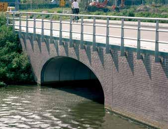 Rogiro bruggen kunnen worden verlengd met behulp van tussensteunpunten en vlakke of getoogde aanbruggen.