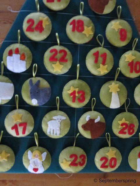 - Verdeel 7 ornamenten van de Adventskalender over de onderrand. Leg de ornamenten 1 cm vanaf de onderrand.