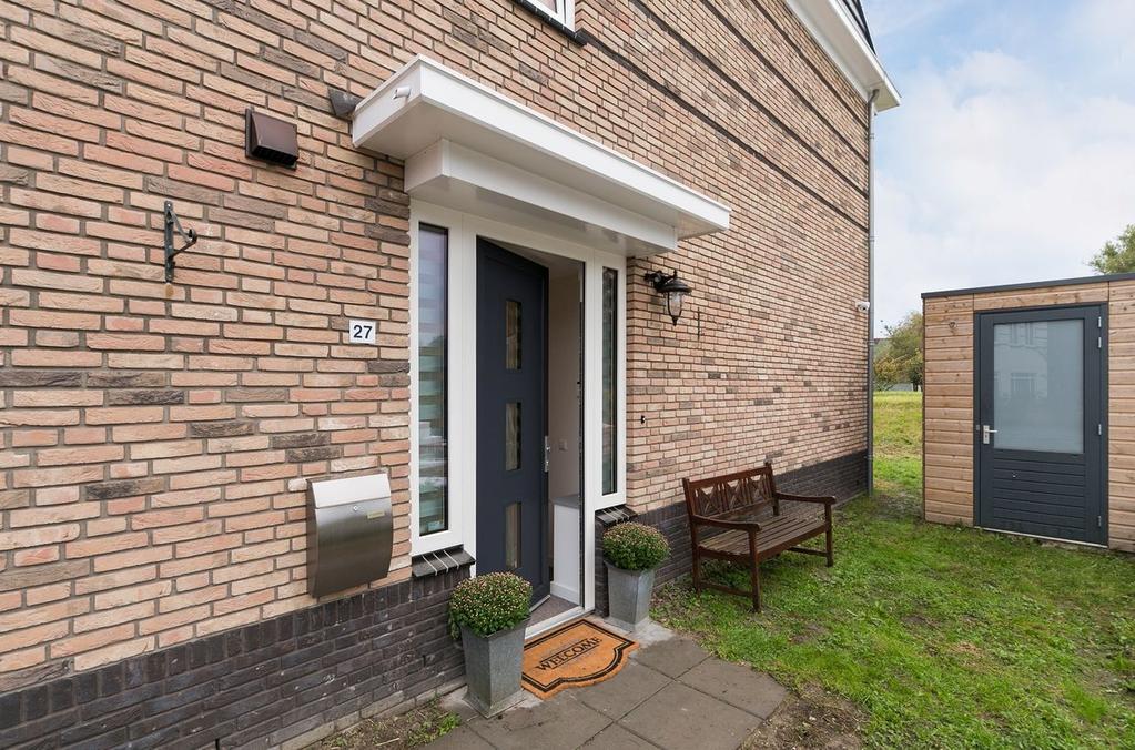 Driedekkersingel 27 2496 XV Den Haag Inleiding Riante hoogwaardig afgewerkte vrijstaande villa gerealiseerd in 2016 met 5 slaapkamers, 2 badkamers en een luxe keuken.