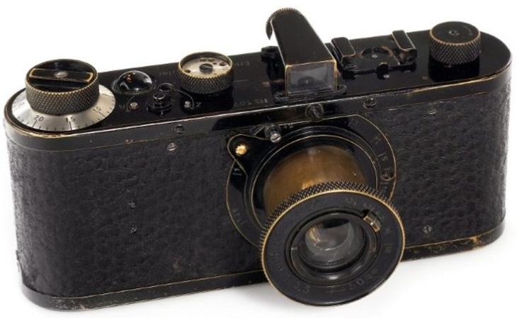 Oude rommel? Je zou maar het geluk moeten hebben van zo n oud toestel op de kop te kunnen tikken. Dit is een Leica met nr 107 uit 1923 die nog prima werkt.